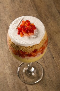 Çilek ve ceviz ile vanilya puding