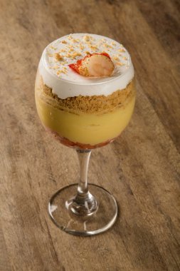 Çilek ve ceviz ile vanilya puding