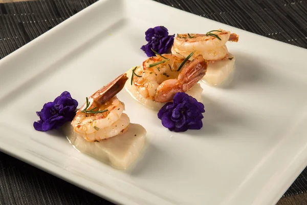 Masada beyaz plaka üzerinde ham çivi balık ızgara karides