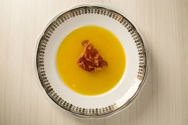 Sopa de abóbora com proschiuto na mesa — Fotografia de Stock