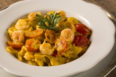 Karides ve kiraz domates ile kabak farfalle