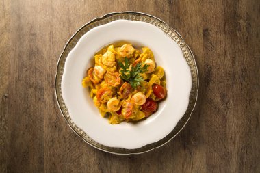 Karides ve kiraz domates ile kabak farfalle