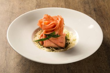 Pesto bacak ahşap zemin ile doldurulmuş biber pepperloaf