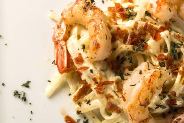 Kekik ve peynirli makarna karides ile servis