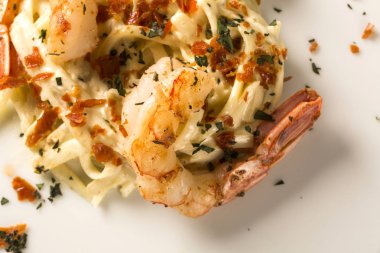 Kekik ve peynirli makarna karides ile servis