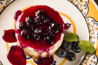 Çilek ile lezzetli peynirli kek