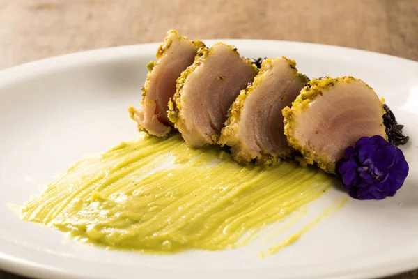 Atún con corteza de pistacho, arroz negro y puré de aguacate — Foto de Stock