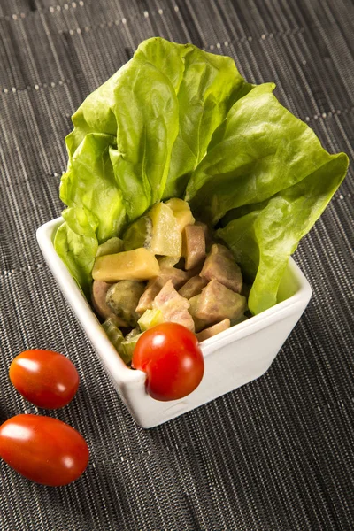 Ensalada con salchicha alemana, queso rematado con tomate —  Fotos de Stock