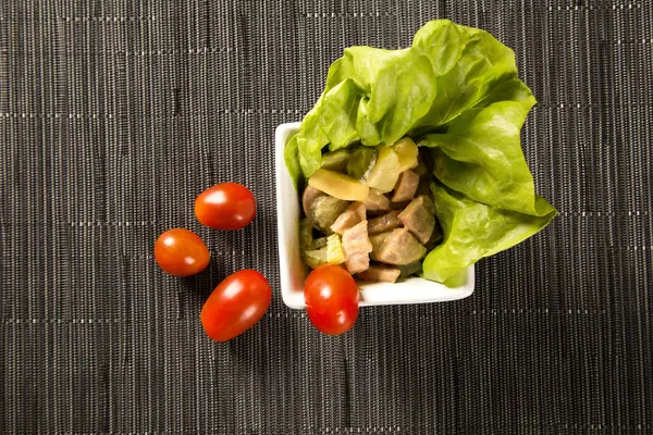 Salade met Duitse worst, kaas gegratineerd met tomaat — Stockfoto