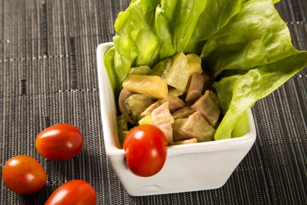 Ensalada con salchicha alemana, queso rematado con tomate —  Fotos de Stock