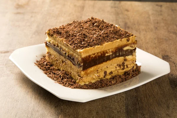 Närbild på en choklad grädde tårta på vit platta — Stockfoto