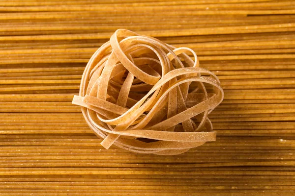 Uncooked integral spaghetti top view — Stock Photo, Image