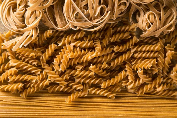 Variedad de tipos y formas de pasta integral italiana seca —  Fotos de Stock