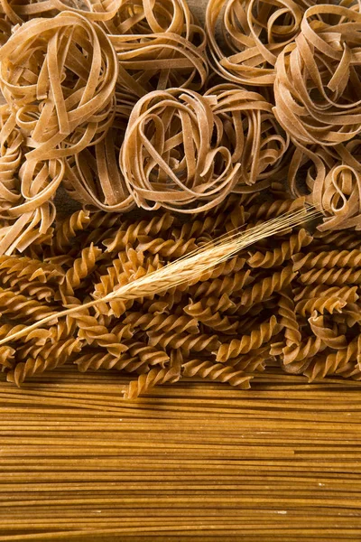 Variety of types and shapes of dry Italian integral pasta — Stock Photo, Image