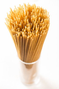 Sarı uzun spagetti rustik bir arka plan üzerinde ayrılmaz. Bu sarı