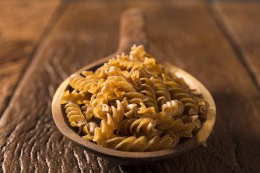 Kepekli düdük içine bir kaşık. Ahşap bir sekme üzerinden ayrılmaz makarna