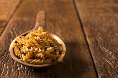 Kepekli düdük içine bir kaşık. Ahşap bir sekme üzerinden ayrılmaz makarna