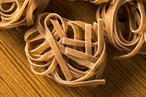Variedad de tipos y formas de pasta integral italiana seca — Foto de Stock