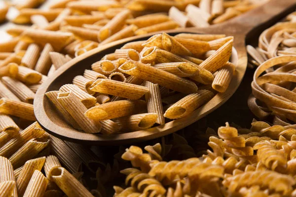 Variedad de tipos y formas de pasta integral italiana seca — Foto de Stock