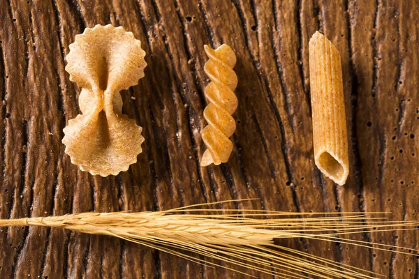 Variedad de tipos y formas de pasta integral italiana seca —  Fotos de Stock