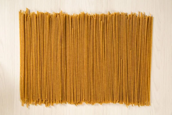 Ongekookte integraal spaghetti bovenaanzicht — Stockfoto