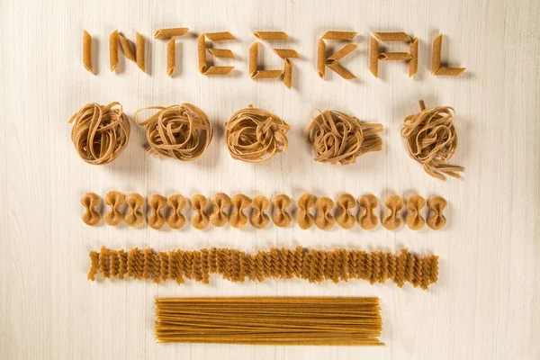 Разнообразие типов и форм сухой итальянской интегральной пасты — стоковое фото
