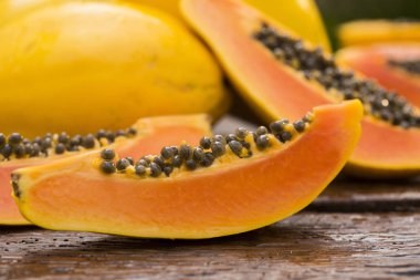 taze papaya ahşap zemin üzerine dilimlenmiş