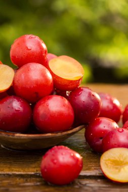 Ahşap arka plan üzerinde taze parlak Erik