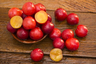 Ahşap arka plan üzerinde taze parlak Erik