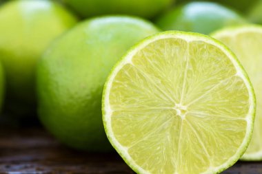 Eski ahşap üzerinde doğal ışık tatlı taze limon
