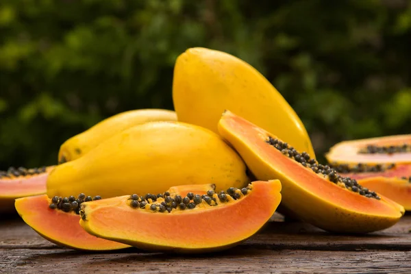 Papaya fresca en rodajas sobre fondo de madera — Foto de Stock