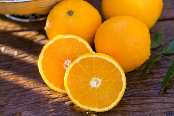 Sladké čerstvé pomeranče v přirozeném světle na staré dřevo — Stock fotografie