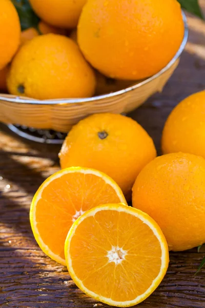 Sladké čerstvé pomeranče v přirozeném světle na staré dřevo — Stock fotografie