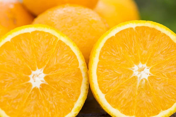 Süße frische Orangen in natürlichem Licht auf altem Holz — Stockfoto