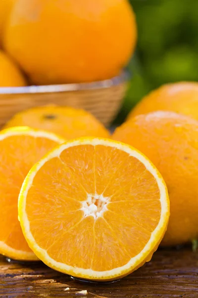 Süße frische Orangen in natürlichem Licht auf altem Holz — Stockfoto