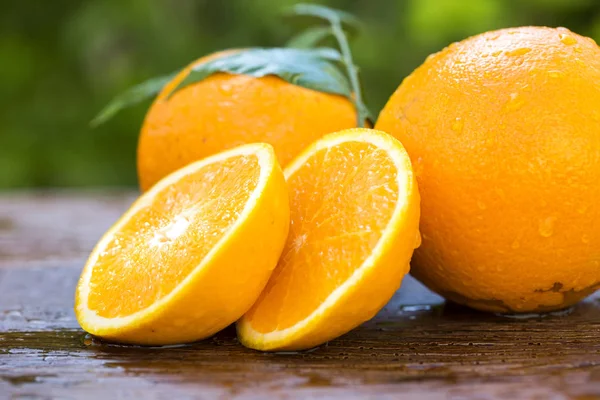 Süße frische Orangen in natürlichem Licht auf altem Holz — Stockfoto