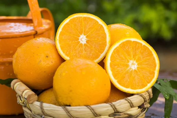 오래 된 나무에 자연 채광에 달콤한 신선한 오렌지 — 스톡 사진