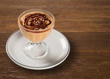 Cassis içki ile lezzetli Papaya krem