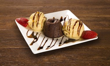 Petit pastamız tatlı dondurma ve çilek ahşap bac üzerinde