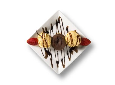 Petit pastamız tatlı dondurma ve çilek beyaz arka