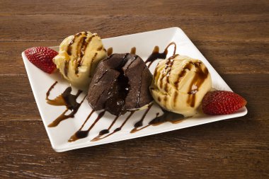 Petit pastamız tatlı dondurma ve çilek ahşap bac üzerinde