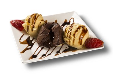 Petit pastamız tatlı dondurma ve çilek beyaz arka