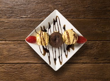 Petit pastamız tatlı dondurma ve çilek ahşap bac üzerinde