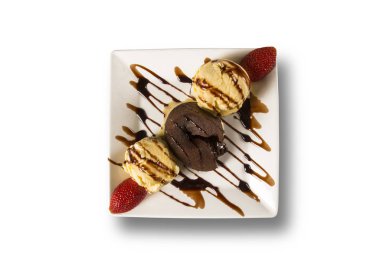 Petit pastamız tatlı dondurma ve çilek beyaz arka