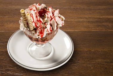 Çilek kremalı ve chantilly ile dondurma