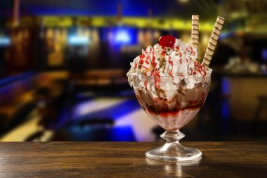 Çilek kremalı ve chantilly ile dondurma