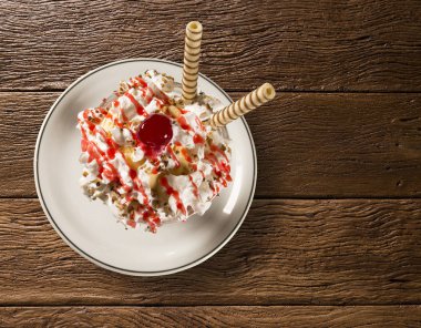 Çilek kremalı ve chantilly ile dondurma