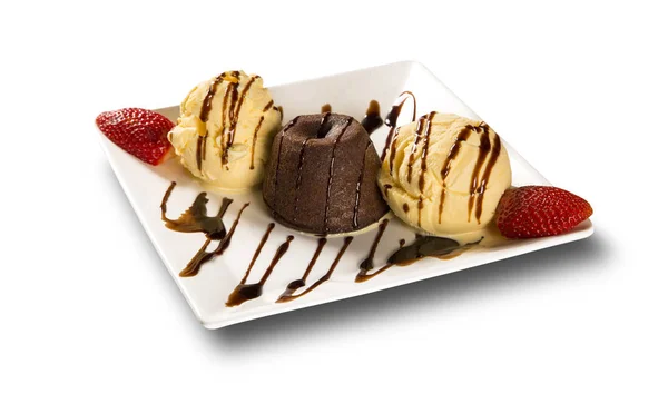 Petit pastamız tatlı dondurma ve çilek beyaz arka