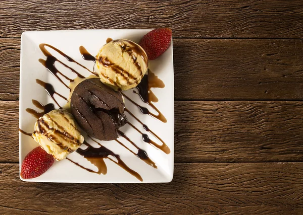 Petit pastamız tatlı dondurma ve çilek ahşap bac üzerinde