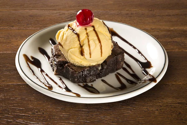 Brownie de chocolate com sorvete de baunilha — Fotografia de Stock